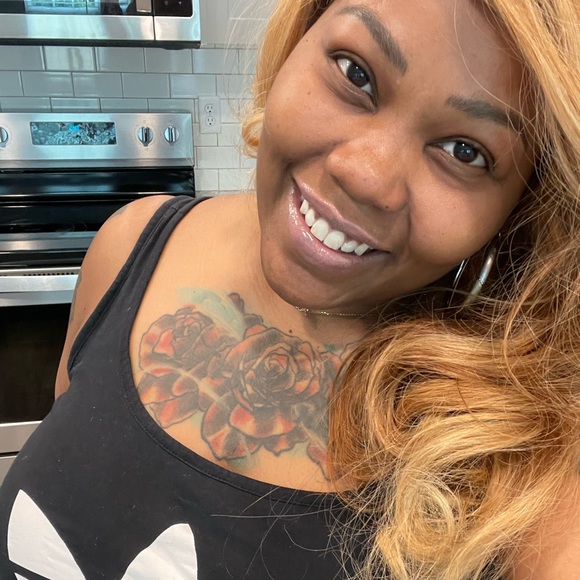 MEET YOUR POSHER - Picture 2 of 3